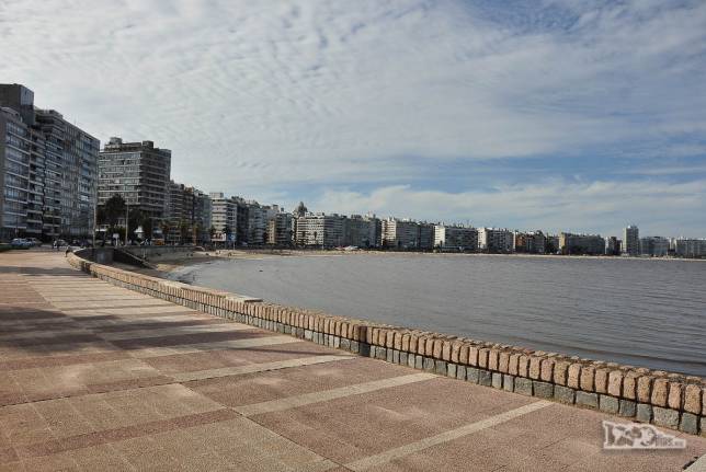 A orla do Rio da Prata em Pocitos, em Montevideo, no Uruguai
